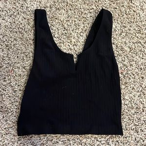 Basic black notch tank top 🖤